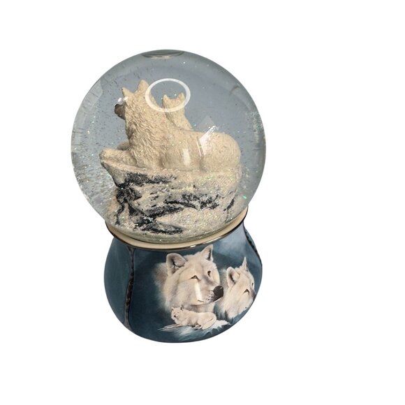 White Majesty Wolf Snowglobe Music Box By Eddie LePage 2016 Bradford Exchange - Picture 6 of 11